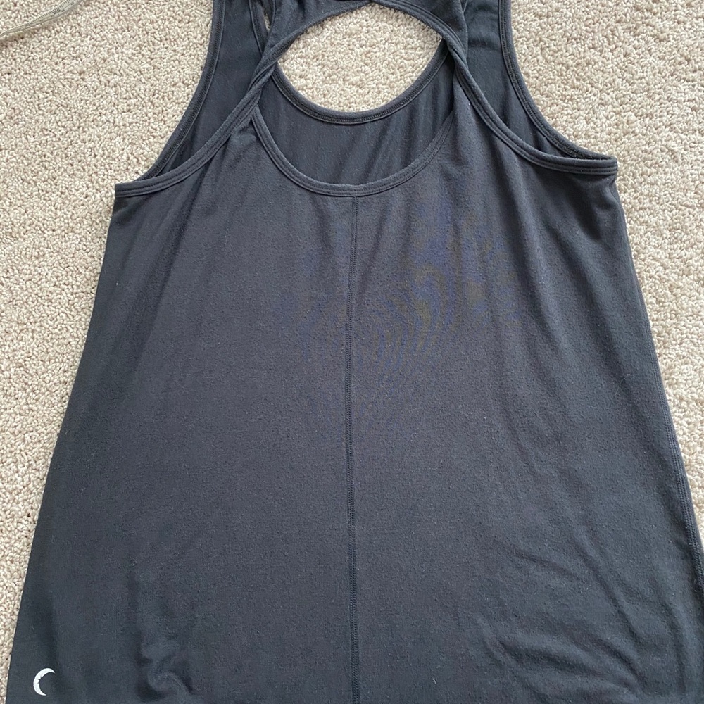SOLD! ZYIA twist back keyhole workout tank